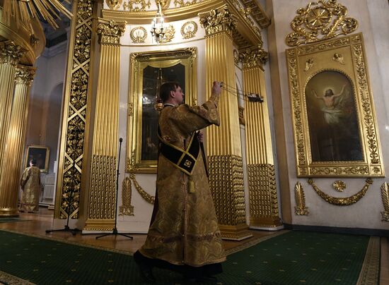 Russian President Putin attends Christmas service