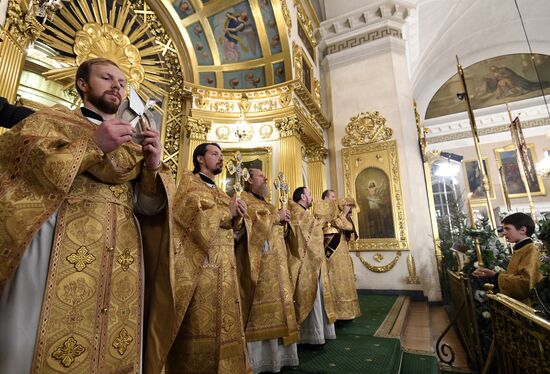 Russian President Putin attends Christmas service