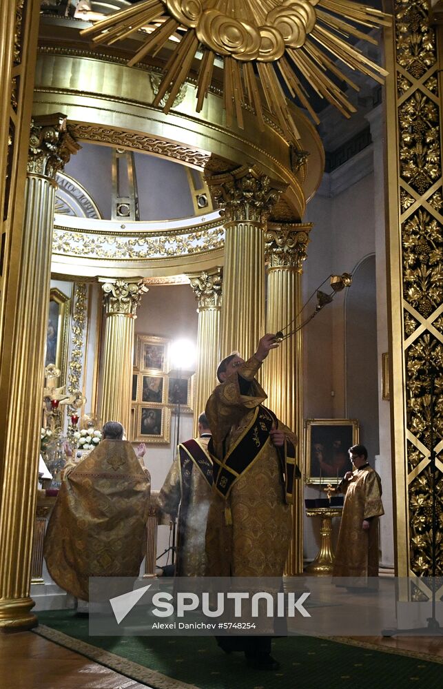 Russian President Putin attends Christmas service