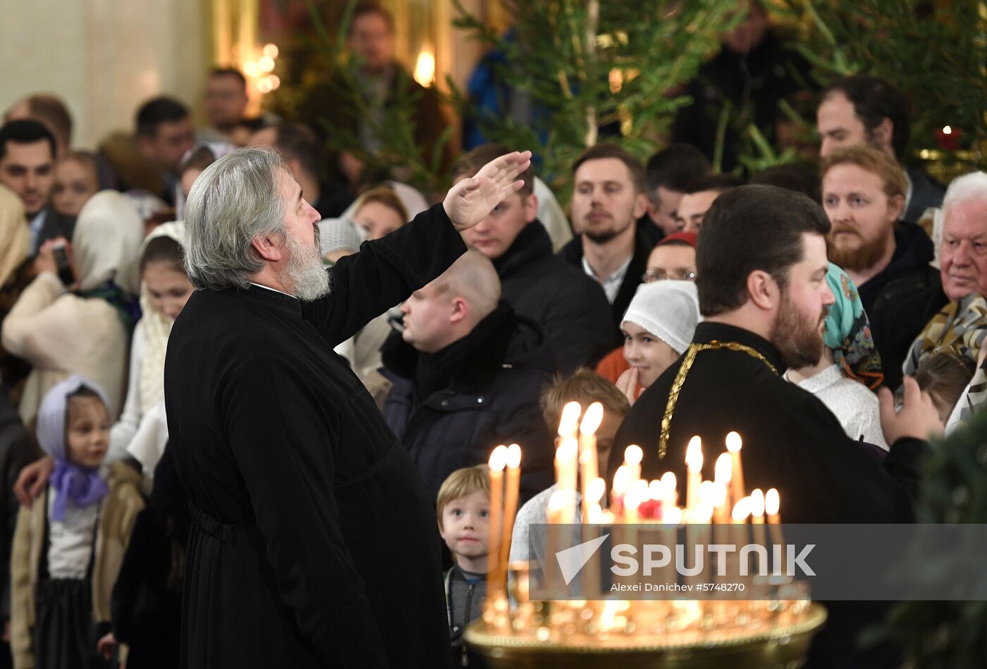 Russian President Putin attends Christmas service