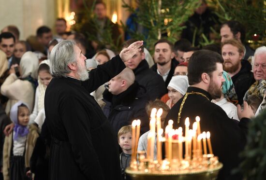 Russian President Putin attends Christmas service