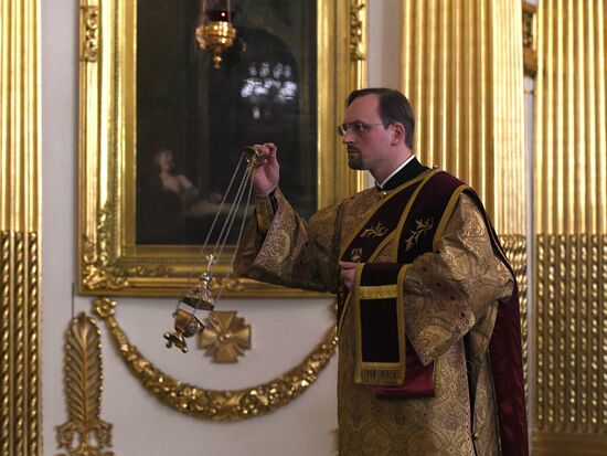 Russian President Putin attends Christmas service