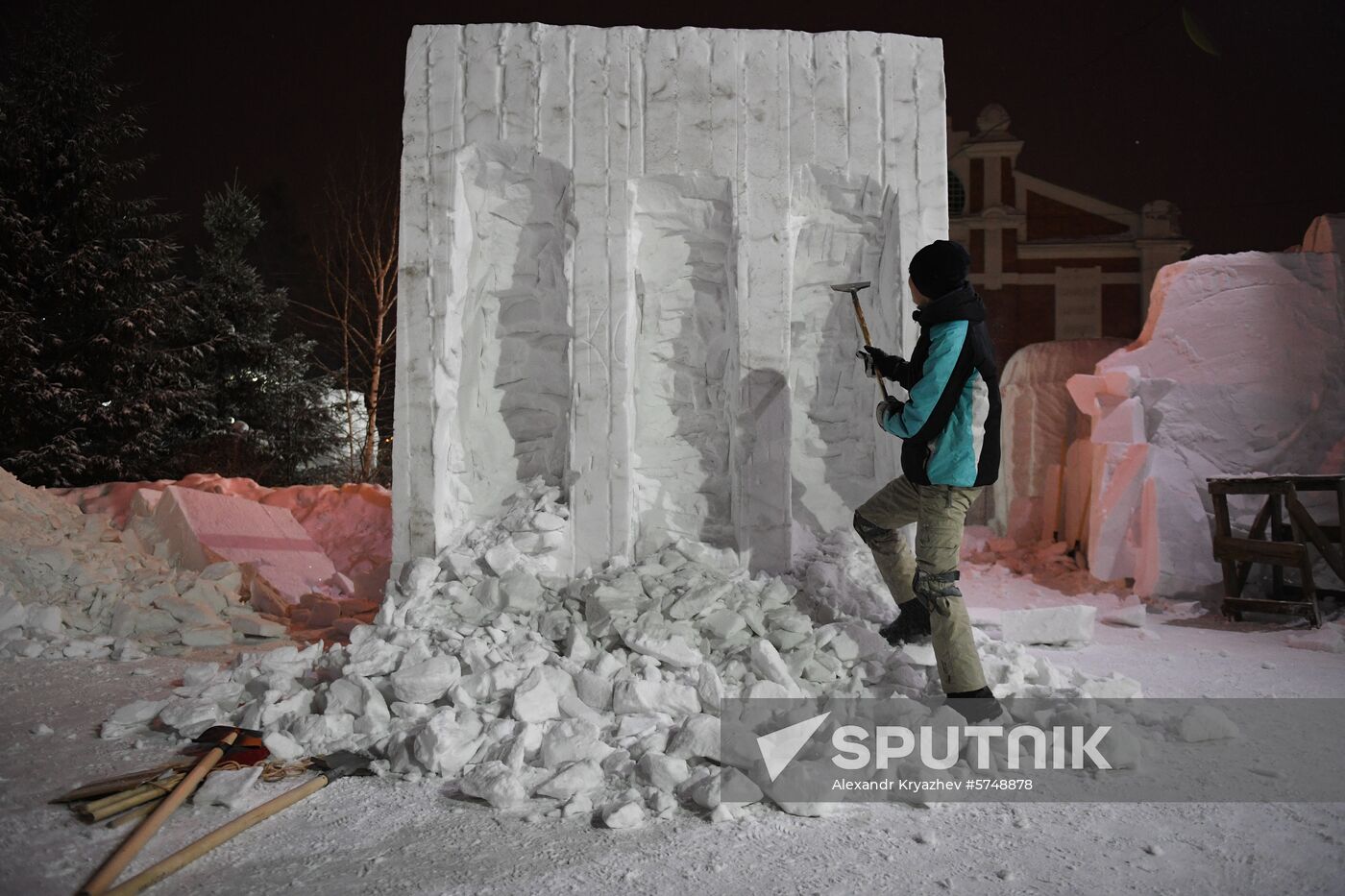 A sculptor works on a sculpture for the 17th Siberian festival of Snow Sculptures, in Novosibirsk, Russia. Location: Russia, Novosibirsk. Author: Alexandr Kryazhev/Sputnik. Russia Snow Sculptures
