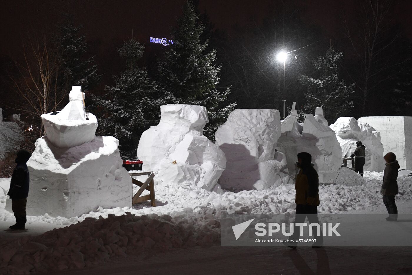 Sculptors work on sculptures for the 17th Siberian festival of Snow Sculptures, in Novosibirsk, Russia. Location: Russia, Novosibirsk. Author: Alexandr Kryazhev/Sputnik. Russia Snow Sculptures