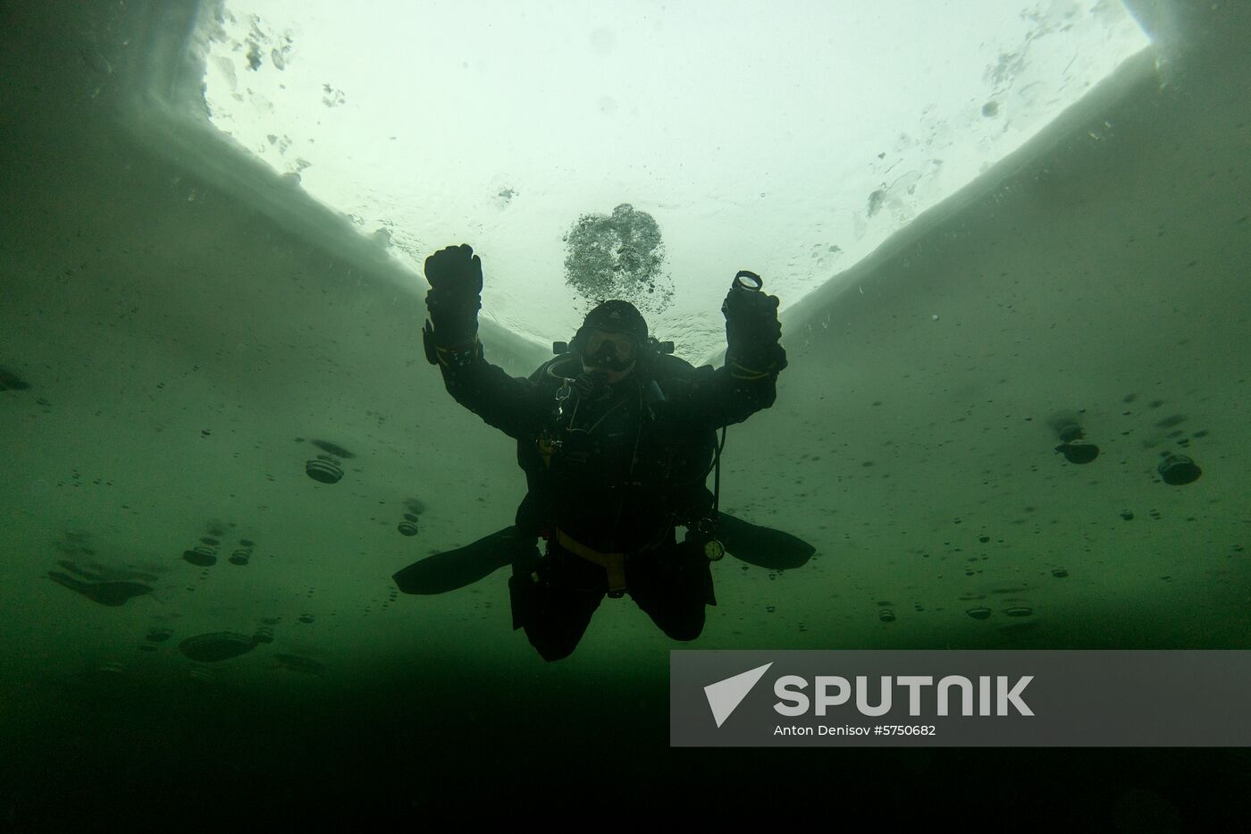 Russia Ice Diving