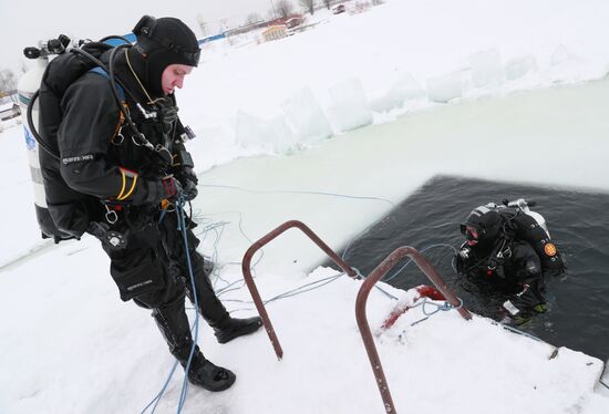 Russia Ice Diving