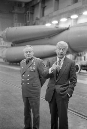 Deutsche Bank head F. Wilhelm Christians and cosmonaut G. Titov at Baikonur