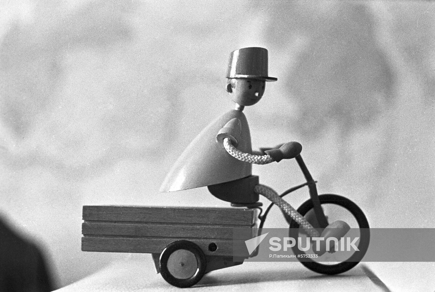 Wooden toy Food Courier