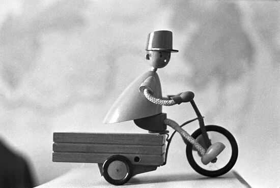 Wooden toy Food Courier