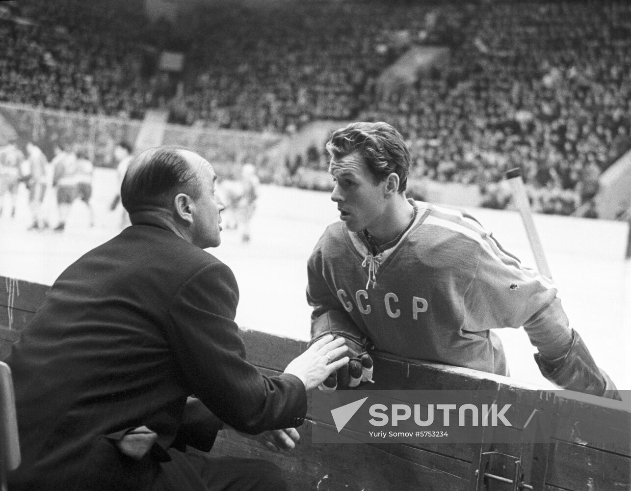 Coach Arkady Chernyshev and hockey player Vyacheslav Starshinov