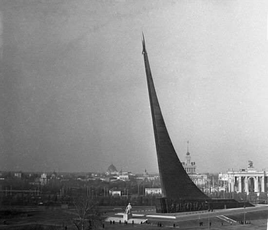 Monument to space explorers in Moscow
