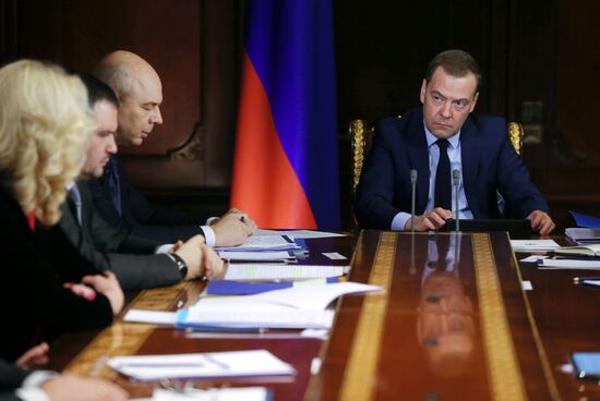 Prime Minister Dmitry Medvedev chairs meeting with deputy prime ministers