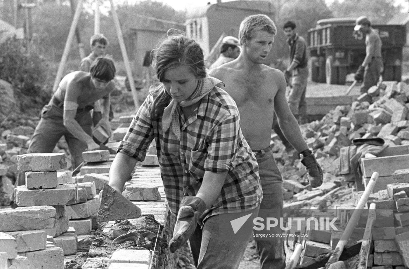 Student construction brigade