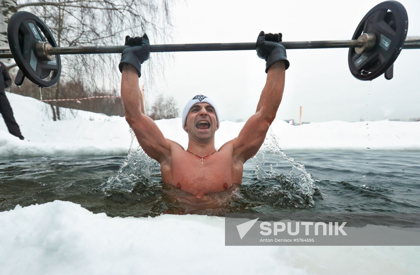 Russia Ice Hole Barbell Lifting