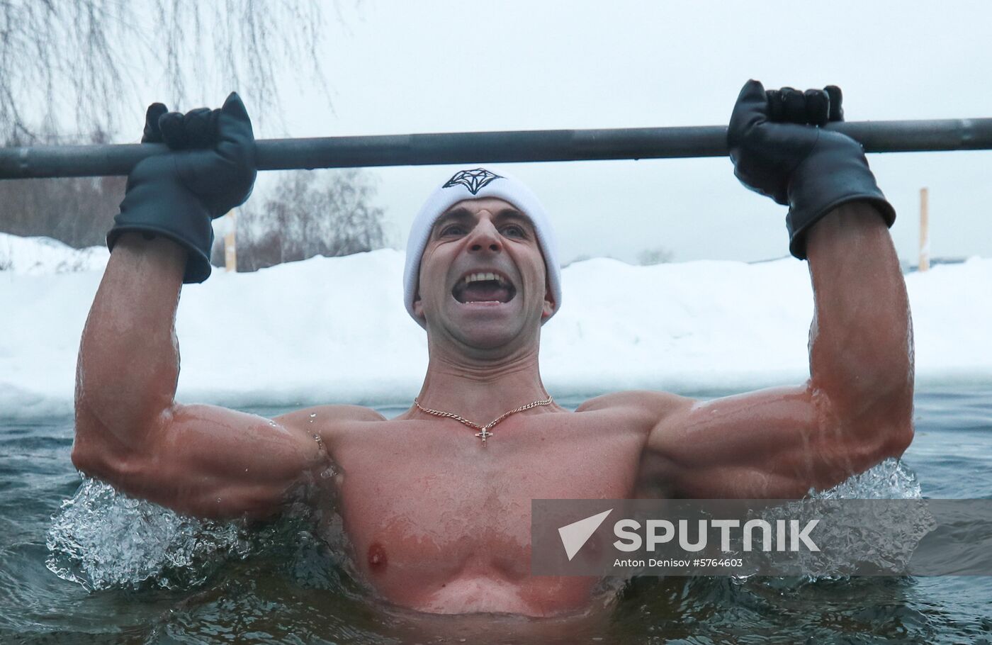 Russia Ice Hole Barbell Lifting
