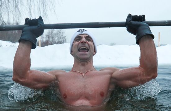Russia Ice Hole Barbell Lifting