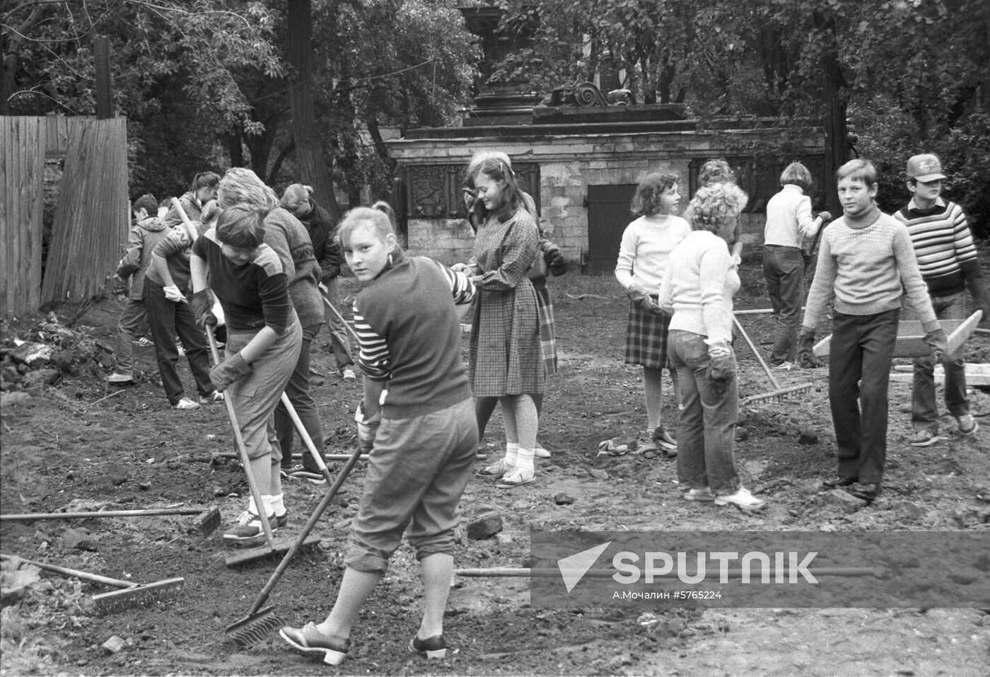 Volunteers clean Donskoy monastery's territory