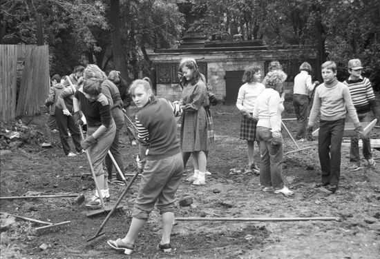 Volunteers clean Donskoy monastery's territory
