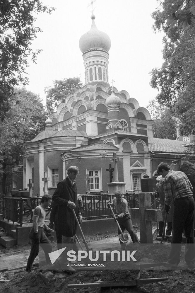 Volunteers clean Donskoy monastery's territory