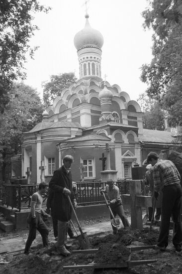 Volunteers clean Donskoy monastery's territory