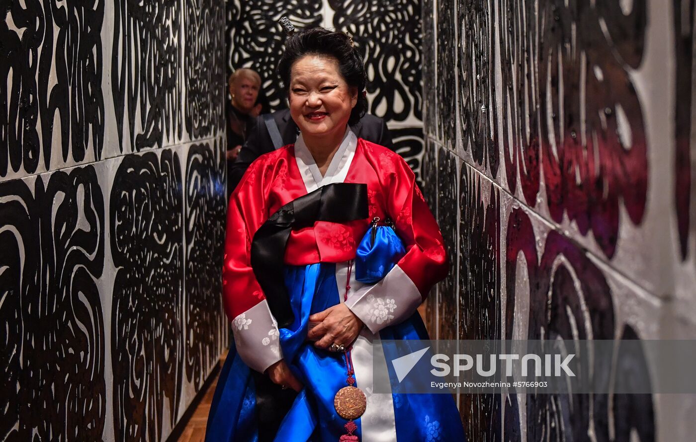 Russia Hwang Eun Sung Exhibition