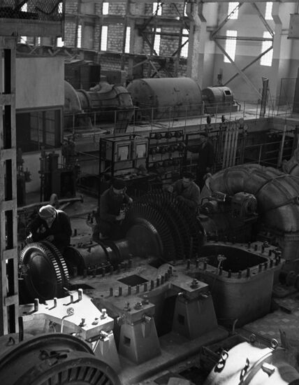 Erection of gas turbine electric power station