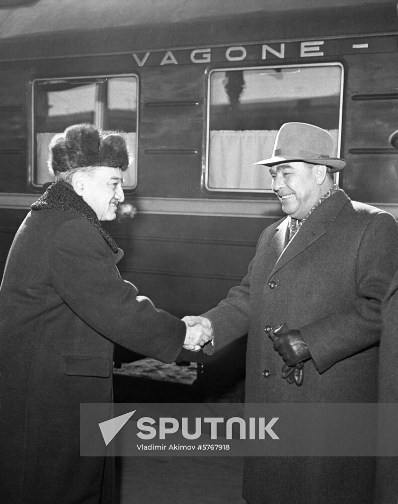 Leonid Brezhnev and Anastas Mikoyan at Belorussky station