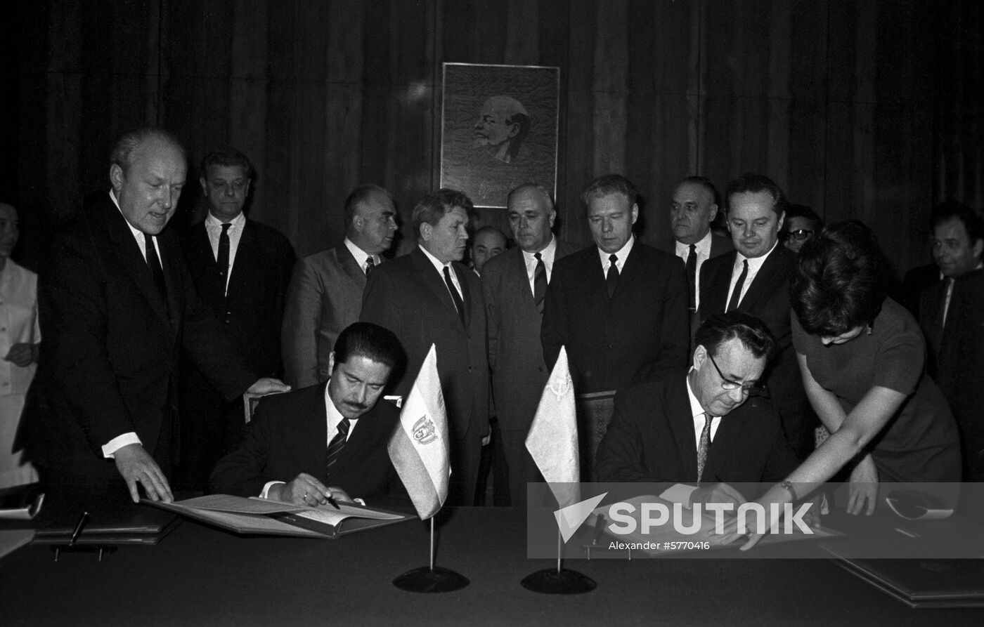 Ceremony to sign trade agreement between USSR and Bolivia