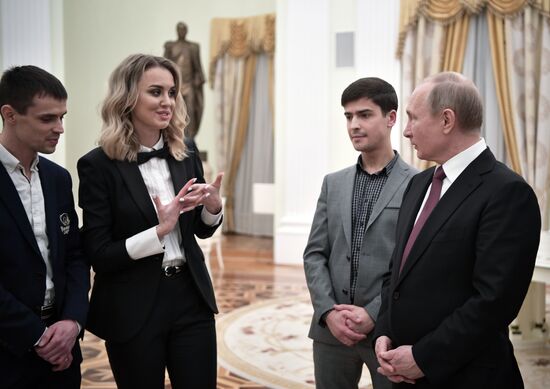 Vladimir Putin meets with 2019 Nemaly Business Prize winners