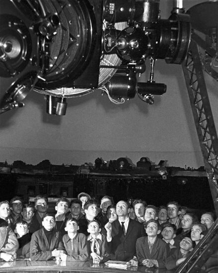 Moscow school students on excursion around National Exhibition of Economic Achievements of USSR