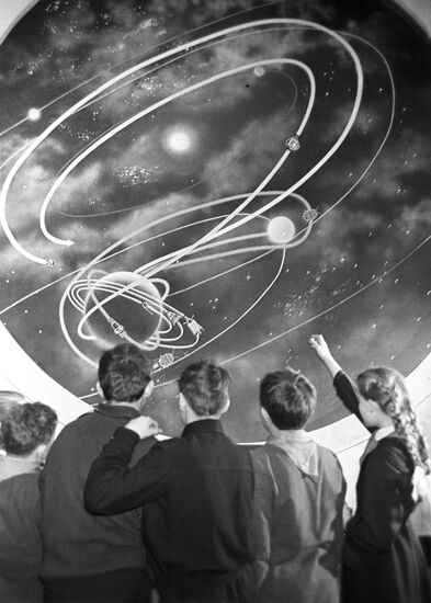 Moscow school students on excursion around National Exhibition of Economic Achievements of USSR