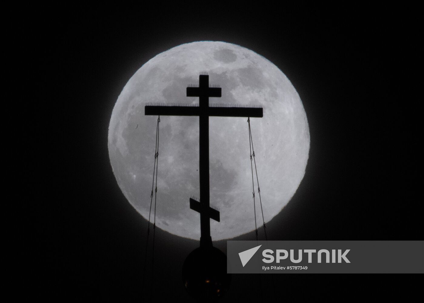 Russia Full Moon