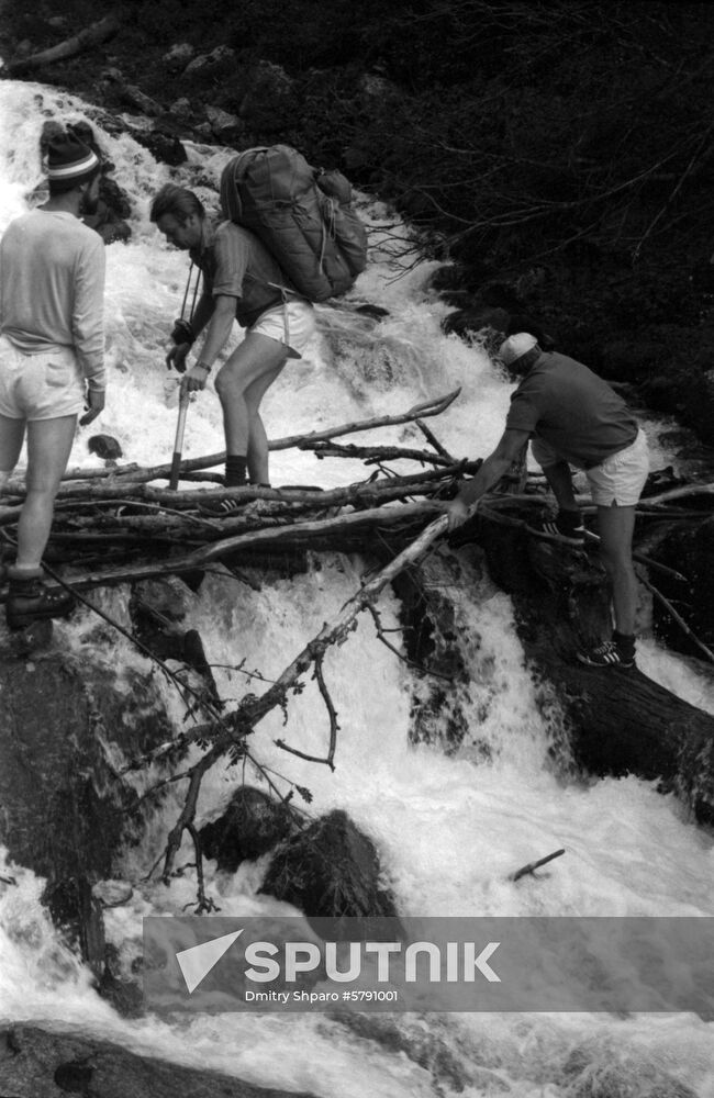 Preparations for Soviet-Canadian Polar Bridge expedition