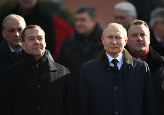 President Putin, Prime Minister Medvedev lay flowers at Tomb of Unknown Soldier