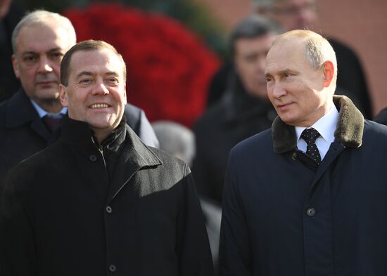 President Putin, Prime Minister Medvedev lay flowers at Tomb of Unknown Soldier