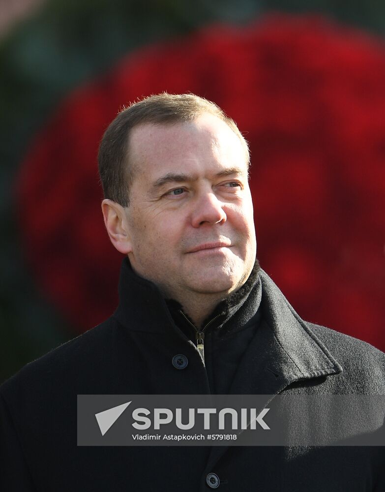 President Putin, Prime Minister Medvedev lay flowers at Tomb of Unknown Soldier