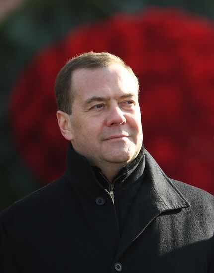 President Putin, Prime Minister Medvedev lay flowers at Tomb of Unknown Soldier