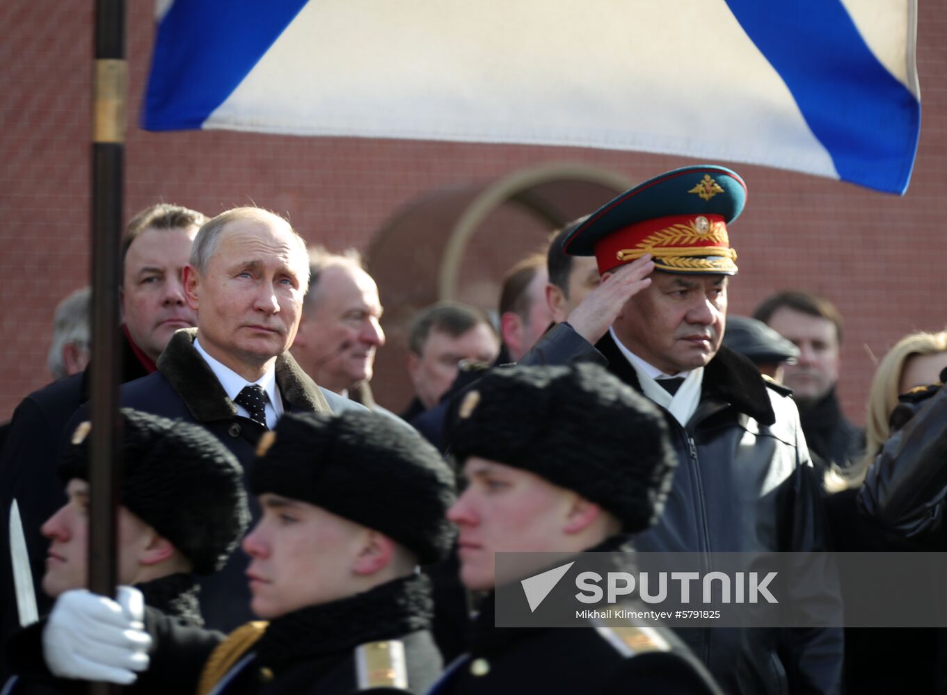 President Putin, Prime Minister Medvedev lay flowers at Tomb of Unknown Soldier