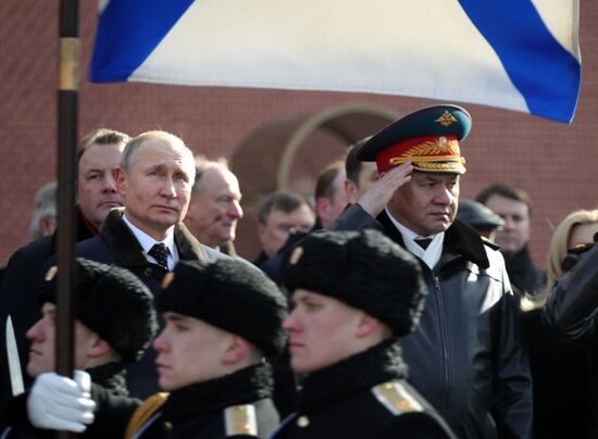 President Putin, Prime Minister Medvedev lay flowers at Tomb of Unknown Soldier