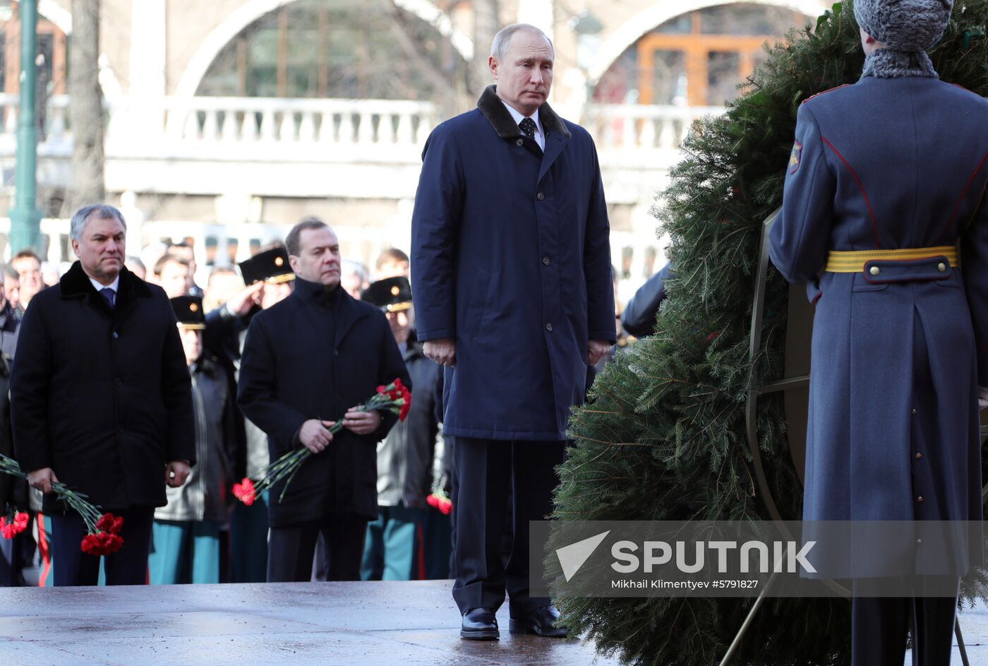 President Putin, Prime Minister Medvedev lay flowers at Tomb of Unknown Soldier