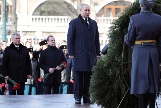 President Putin, Prime Minister Medvedev lay flowers at Tomb of Unknown Soldier
