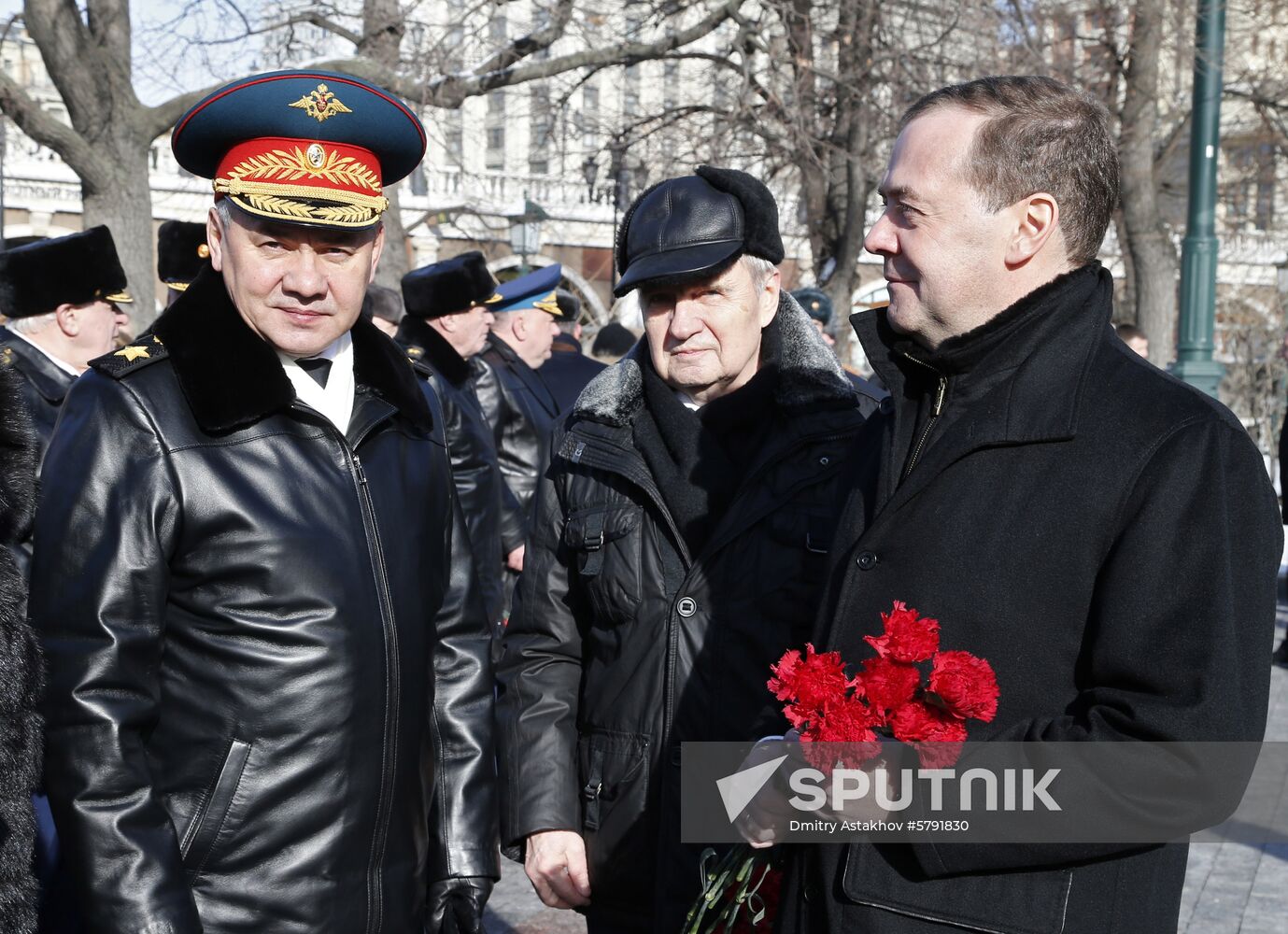 President Putin, Prime Minister Medvedev lay flowers at Tomb of Unknown Soldier
