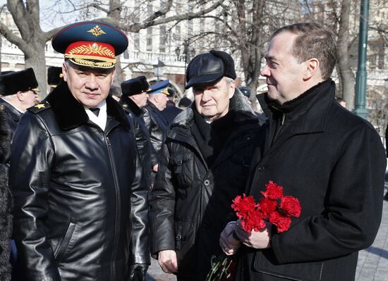 President Putin, Prime Minister Medvedev lay flowers at Tomb of Unknown Soldier