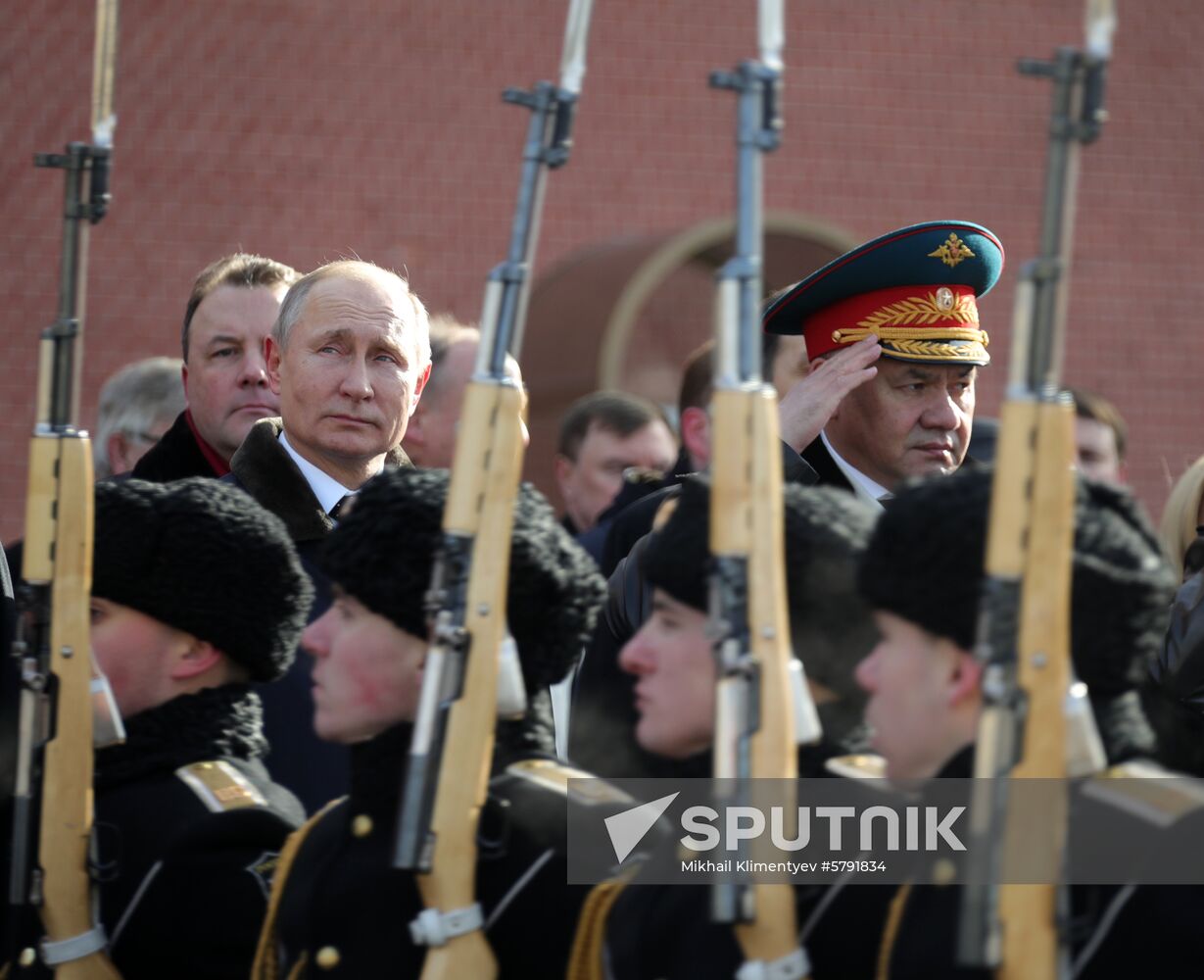 President Putin, Prime Minister Medvedev lay flowers at Tomb of Unknown Soldier