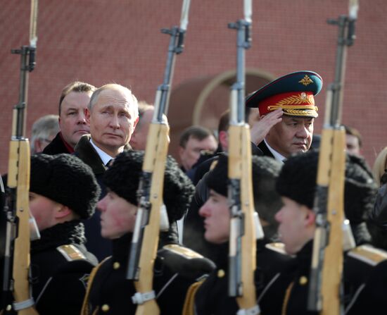 President Putin, Prime Minister Medvedev lay flowers at Tomb of Unknown Soldier