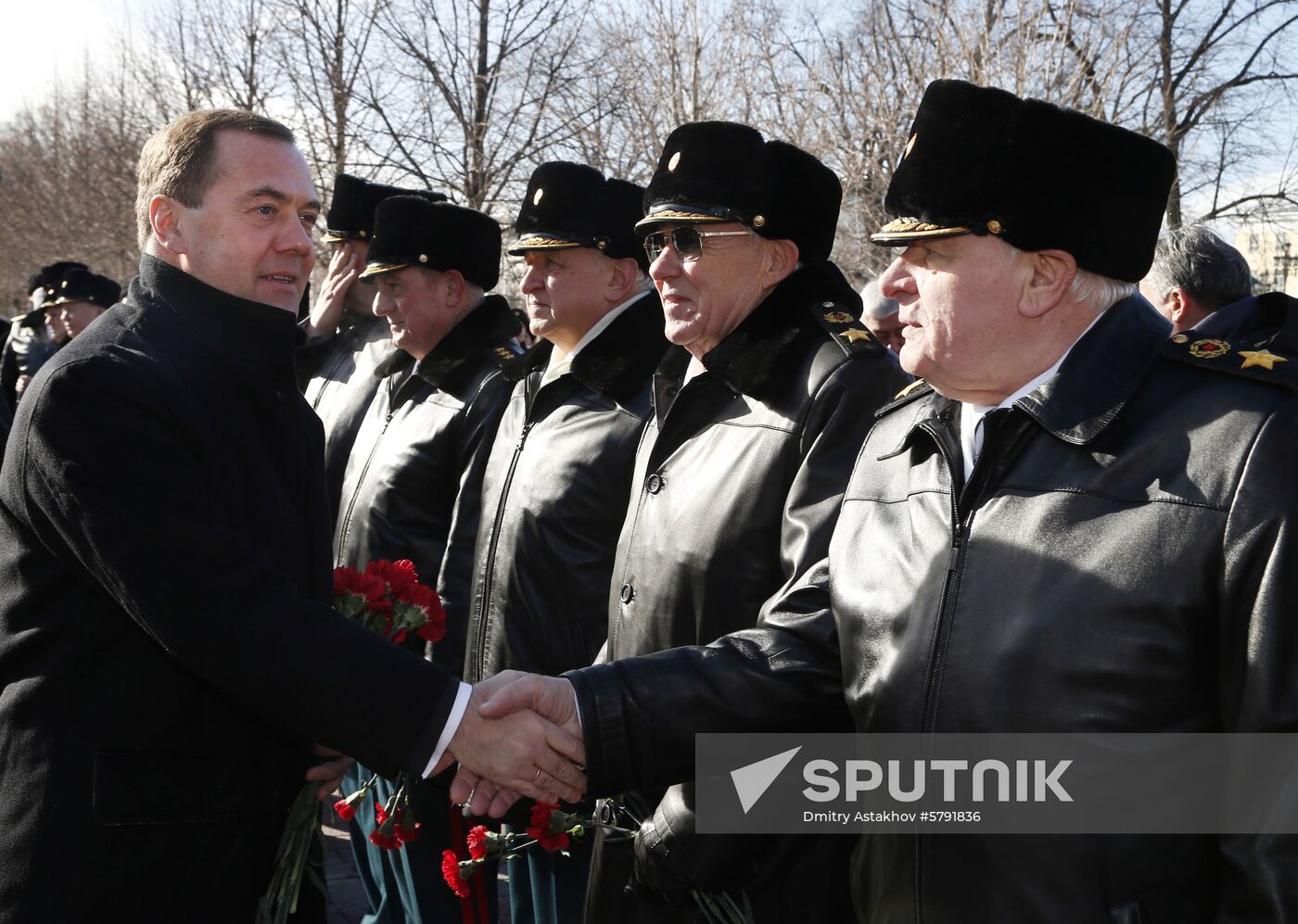 President Putin, Prime Minister Medvedev lay flowers at Tomb of Unknown Soldier