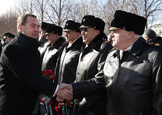 President Putin, Prime Minister Medvedev lay flowers at Tomb of Unknown Soldier
