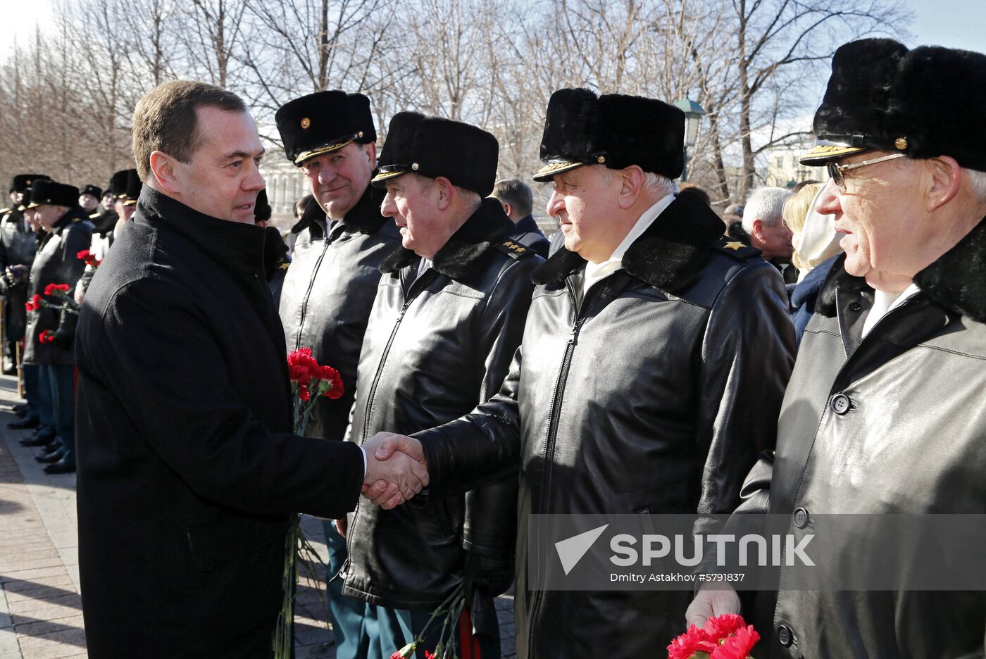 President Putin, Prime Minister Medvedev lay flowers at Tomb of Unknown Soldier
