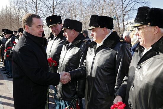 President Putin, Prime Minister Medvedev lay flowers at Tomb of Unknown Soldier