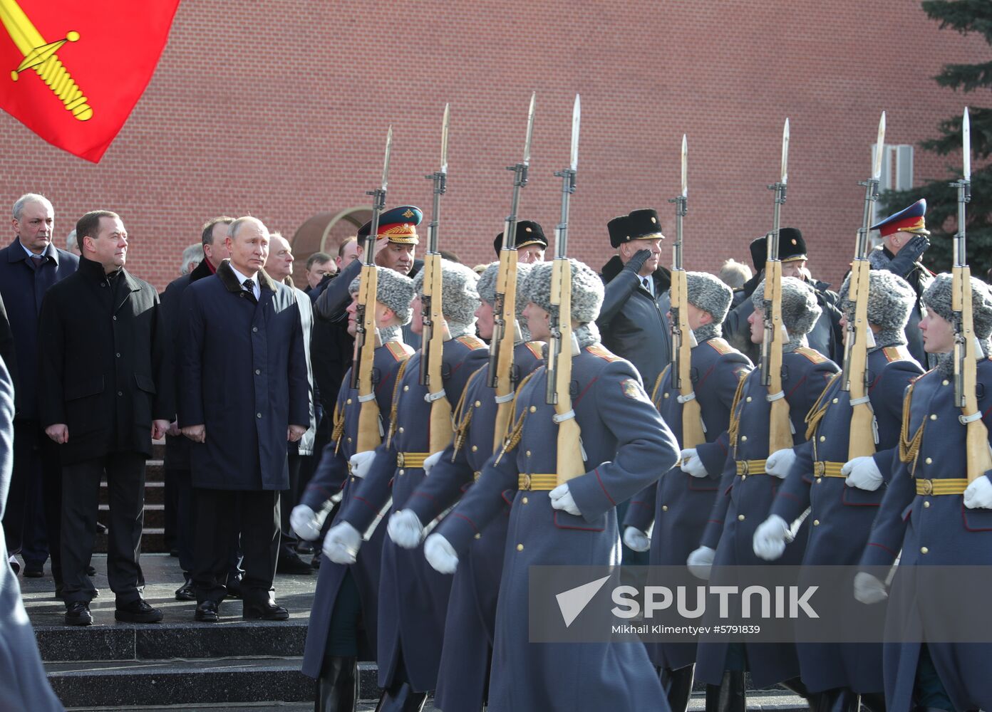 President Putin, Prime Minister Medvedev lay flowers at Tomb of Unknown Soldier